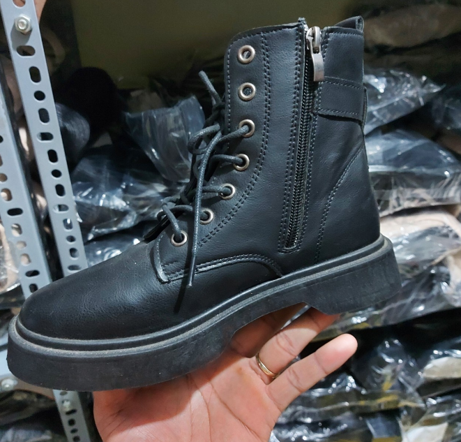 sale bốt hoa cúc da đen mờ
