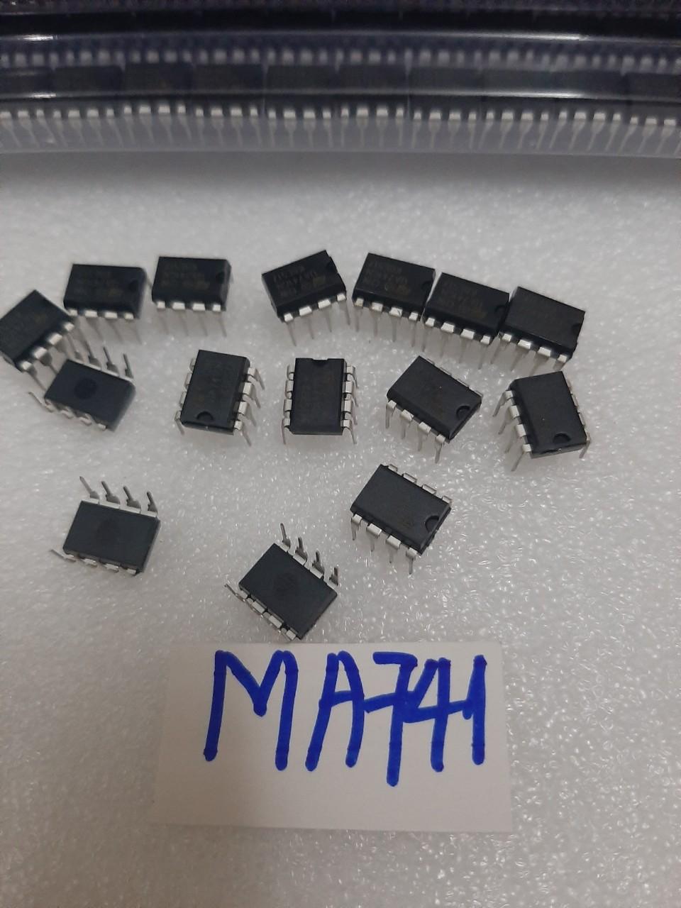 10 con IC UA741