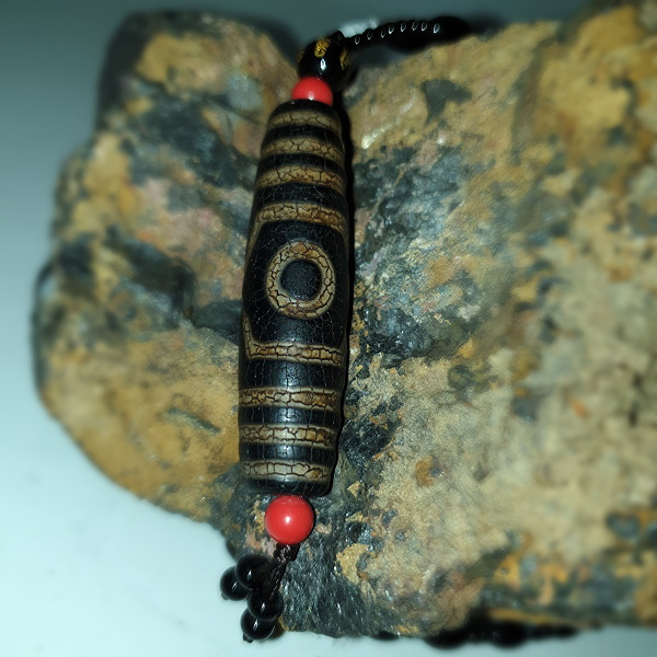 [HCM]ĐÁ DZI TÂY TẠNG 3 MẮT CỔ ĐEN KÈM DÂY 55X14MM