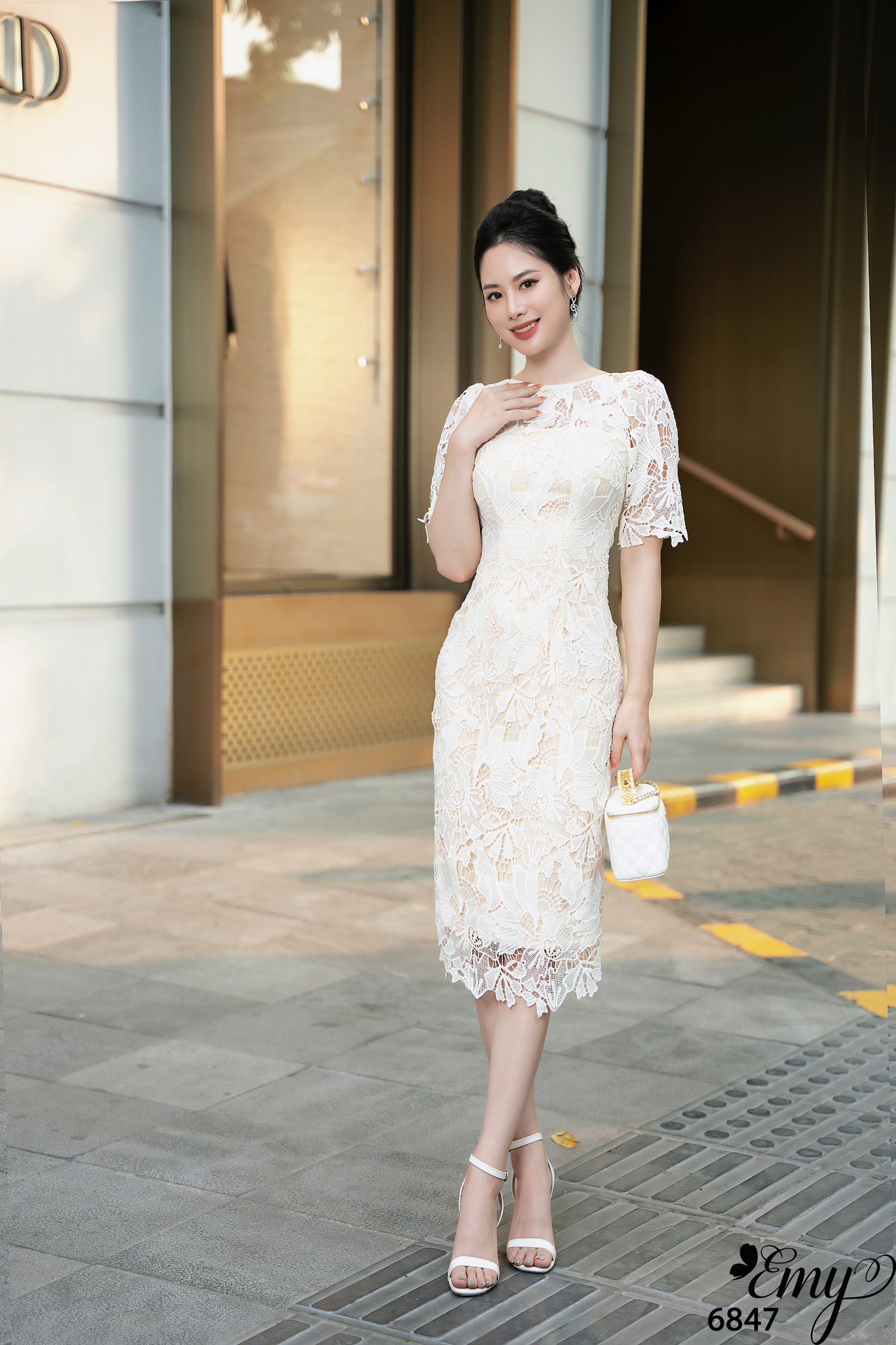 Đầm EMY EM6847 Body Ren Nền Kem
