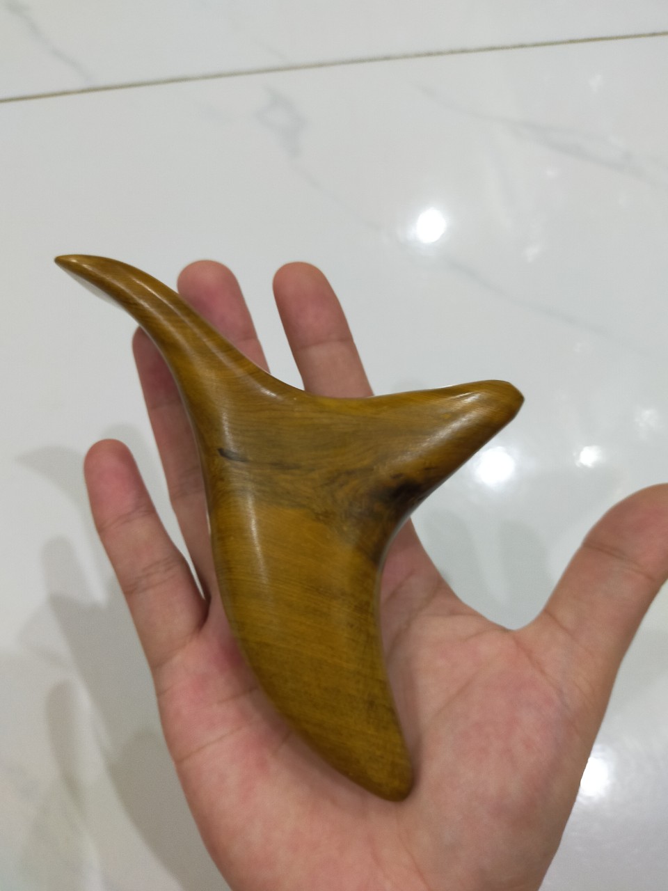 Dụng cụ bấm huyệt hình con Én bằng gỗ thơm