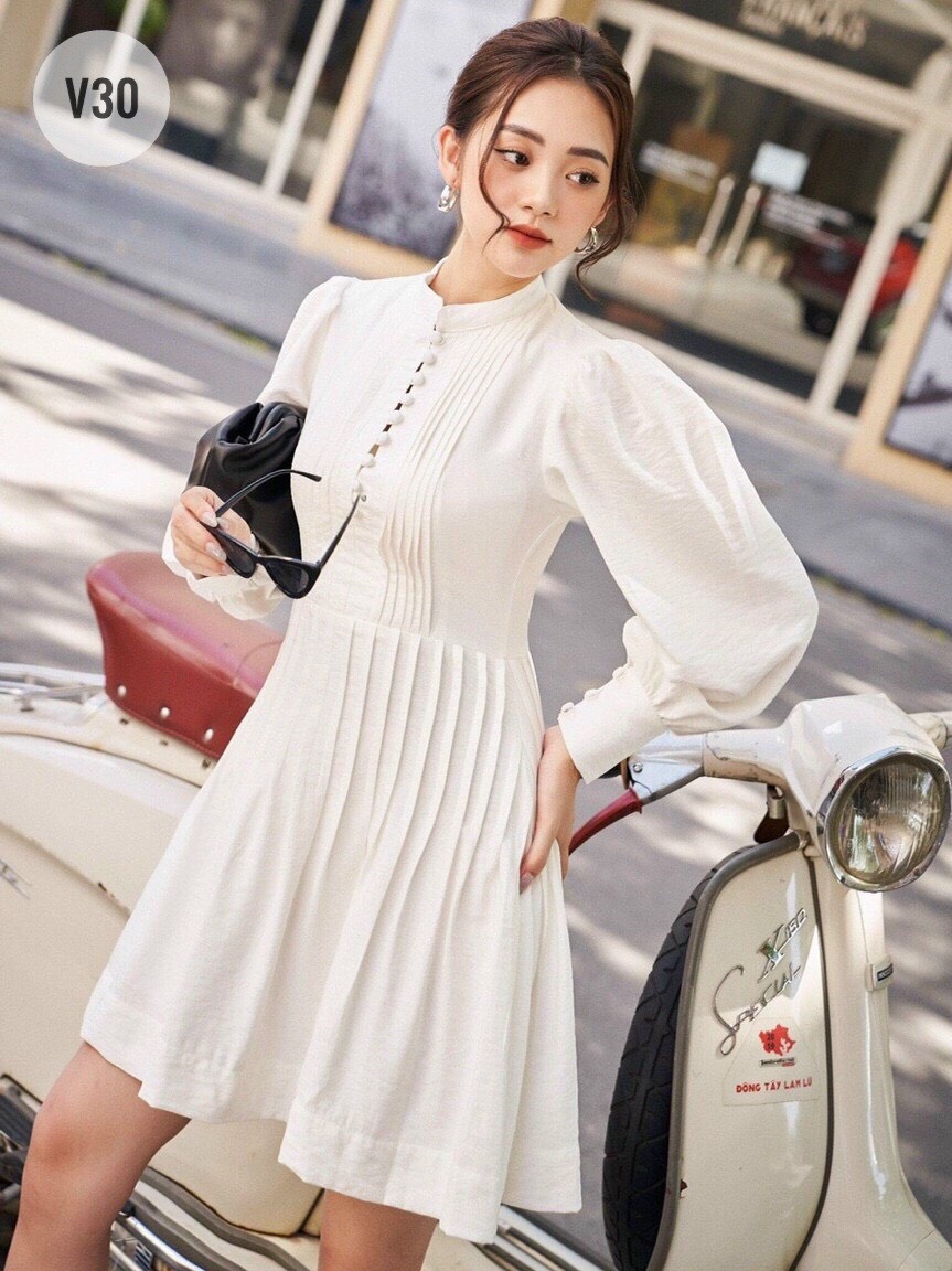 LIKEHER - Đầm trắng V30 xếp ly nút bọc