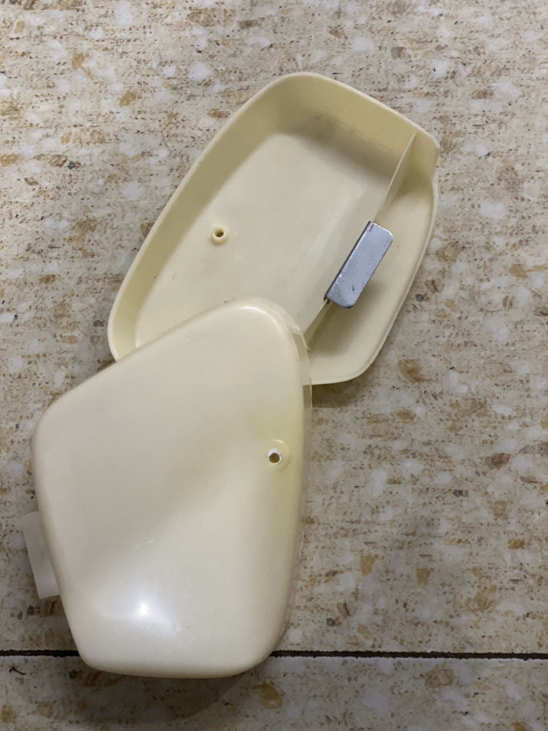 Đôi cốp honda cub 78, 79 ( màu trắng tặng  kèm ốc bắt )