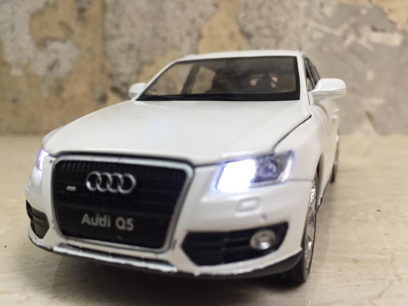 Mô hình xe Ô tô AUDI Q5 1:32