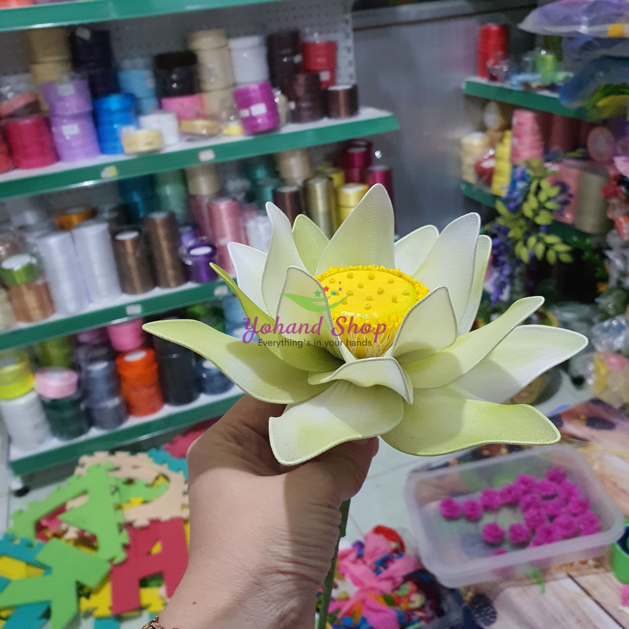 Hoa sen trang trí bằng vải voan