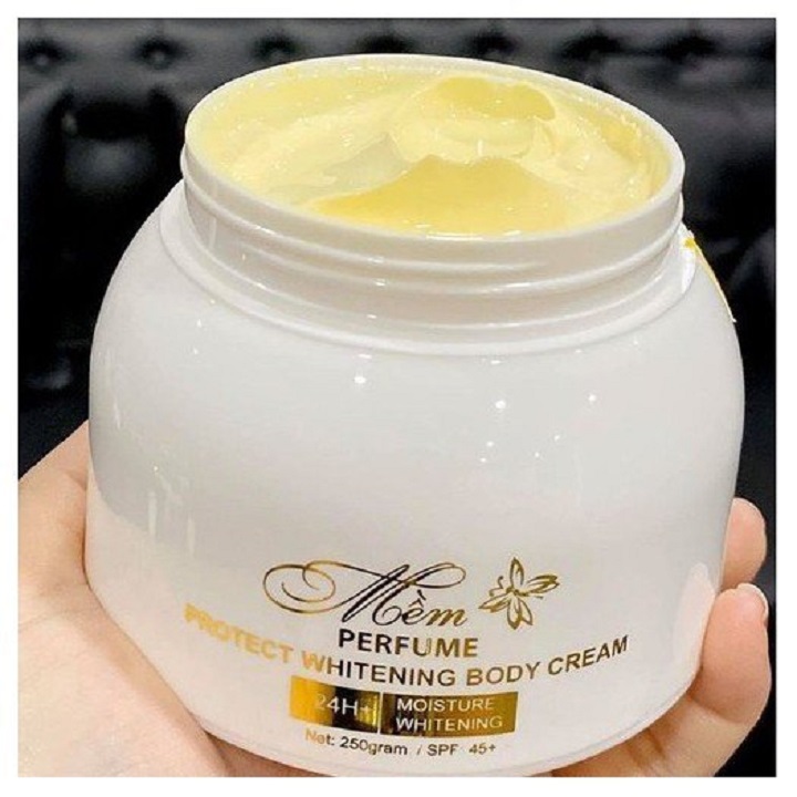 Kem dưỡng trắng da toàn thân Body mềm A Comestic 250g Giúp Da Trắng Mịn Trẻ Trung