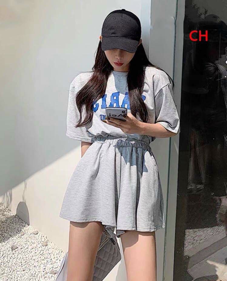 Bộ đồ nữ áo phông dáng thụng và quần sooc siêu cá tính