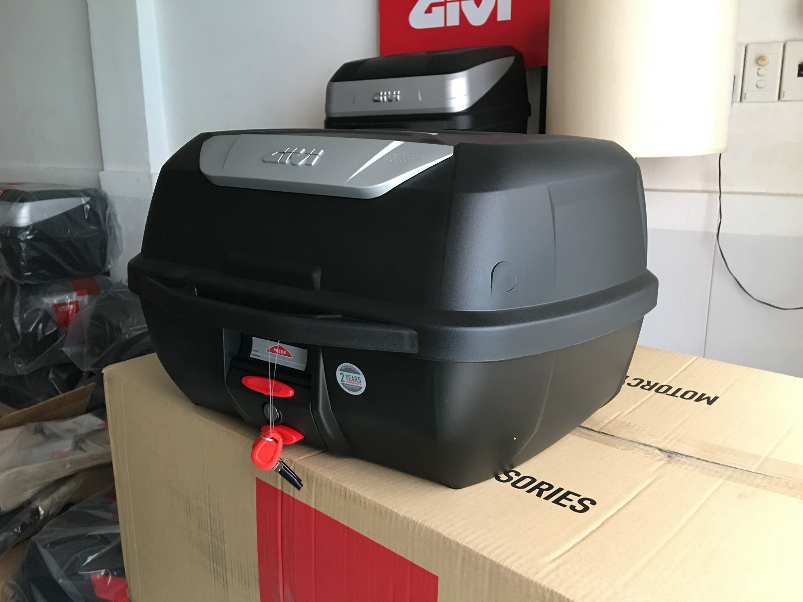 Thùng Givi E43NTL, dung tích 43 lít kèm đế MP70N