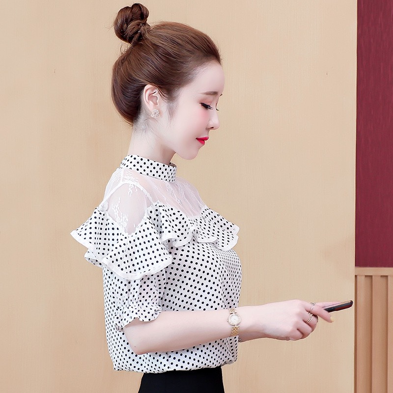 Áo chấm bi phối ren cổ trụ