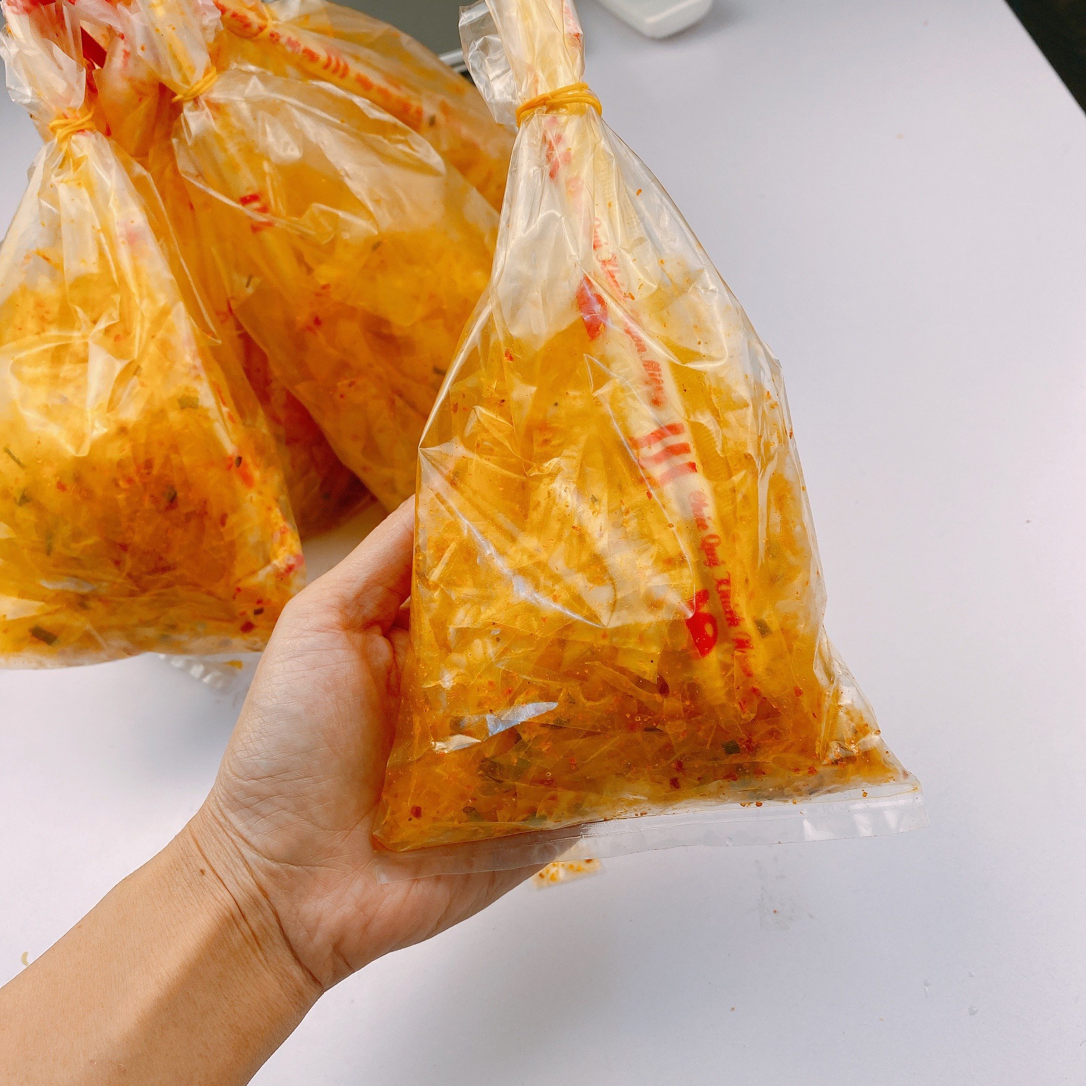 Bánh tráng trộn cắt sợi kèm đũa