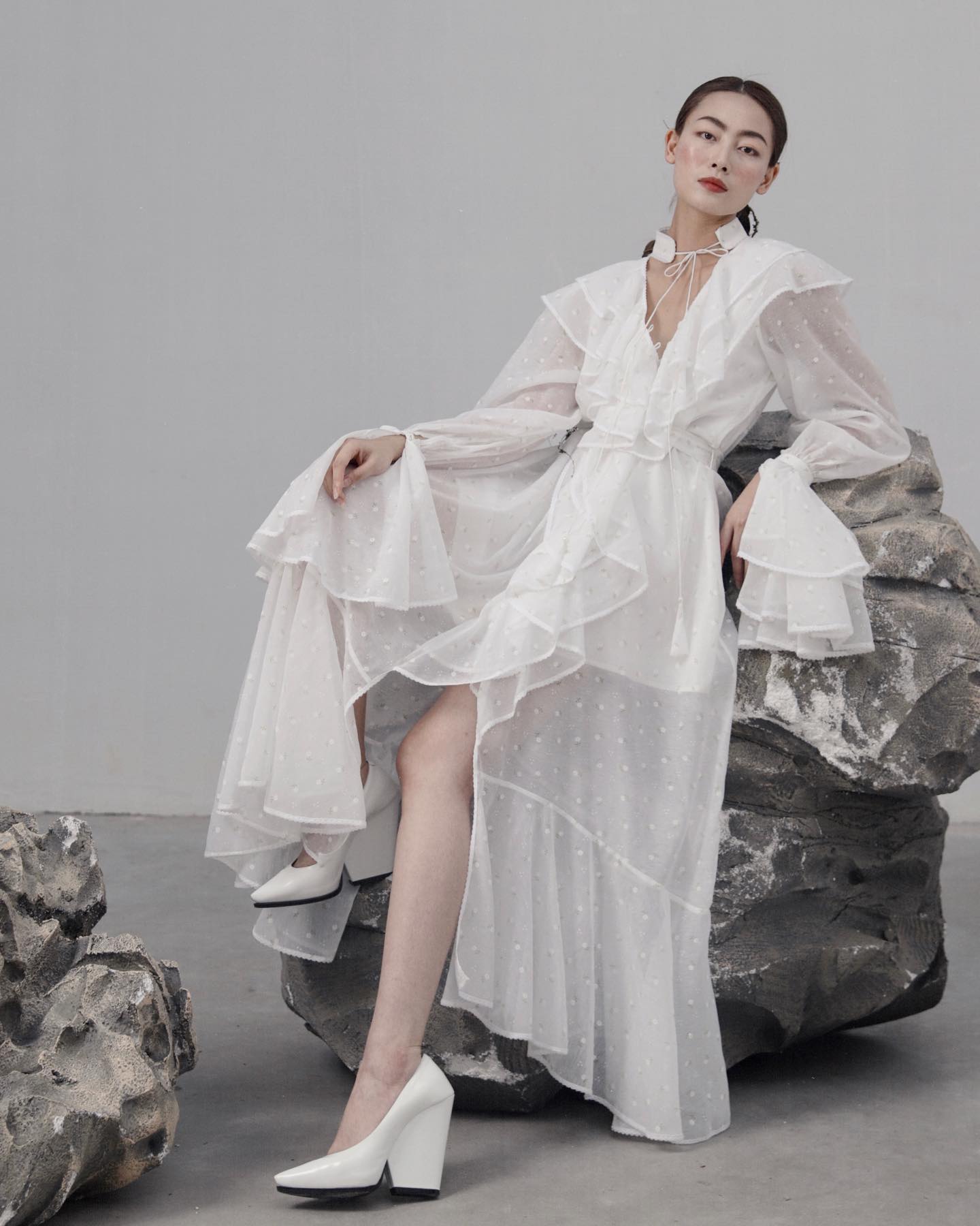 Đầm maxi bèo nhún xếp tầng tay phồng The Country TCB Ratio Maxi Dress vải trắng thêu hoa