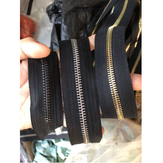 Black Zipper Puller # 5 (Excluding Tractor Head, Tractor Hitch)