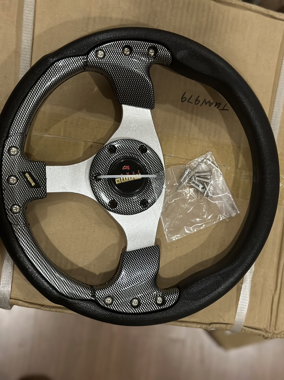 Ss182 13 inch diameter modified Momo steering wheel car steering wheel Chuck