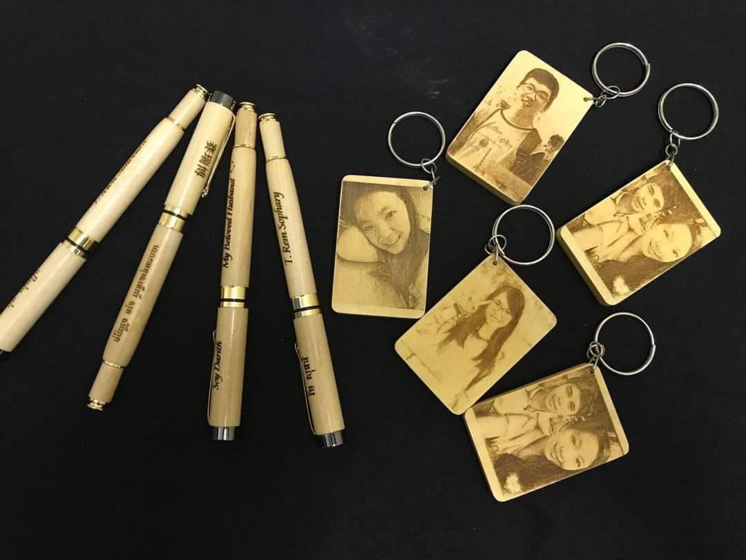 [HCM]Móc khoá Gỗ khắc ảnh khắc theo yêu cầu quà tặng bạn bè  sinh nhật  móc khoá xe máy oto