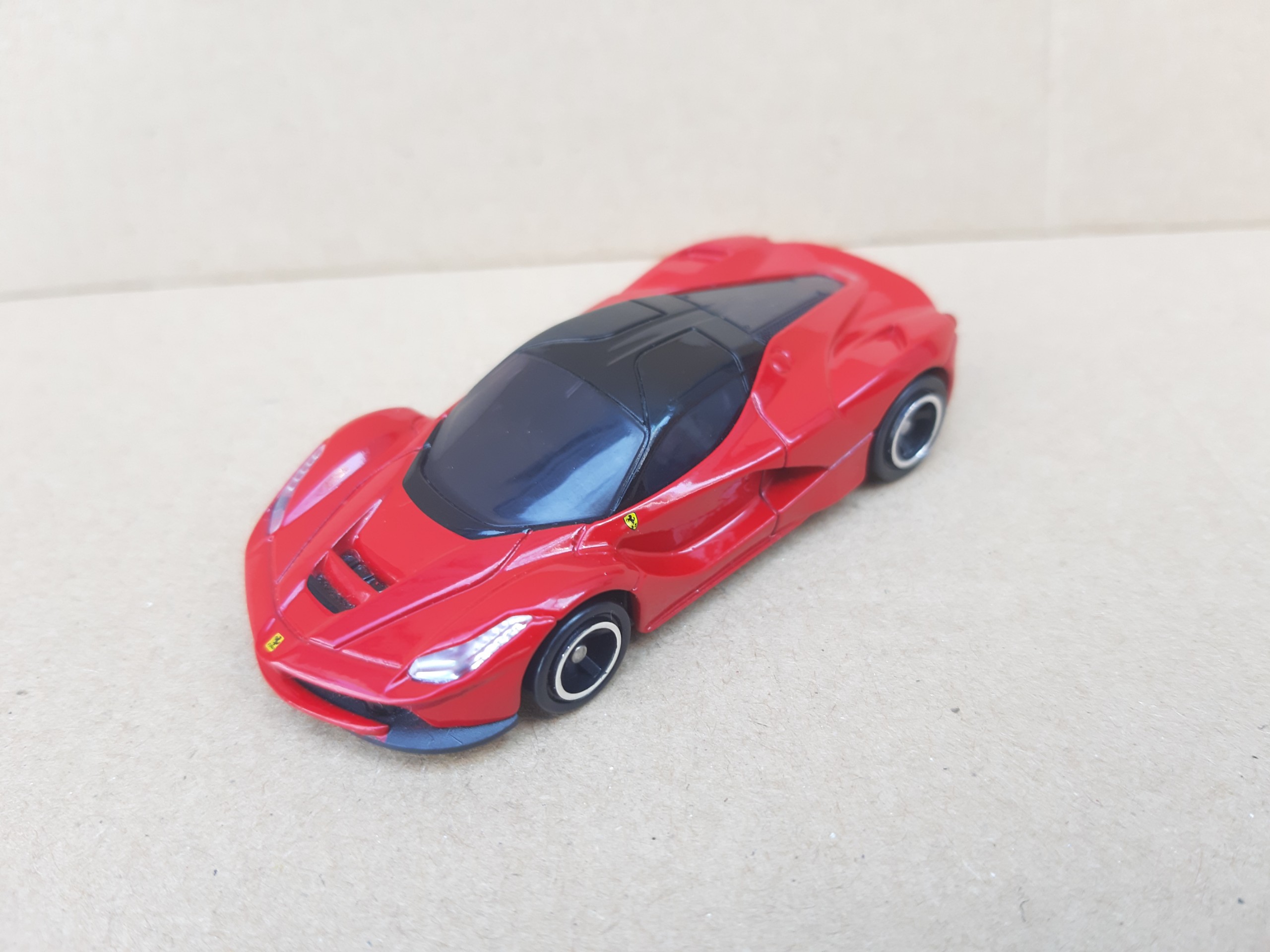 Xe mô hình Tomica - Xe Ferrari màu đỏ rất đẹp giá rẻ cho bé hay sưu tầm