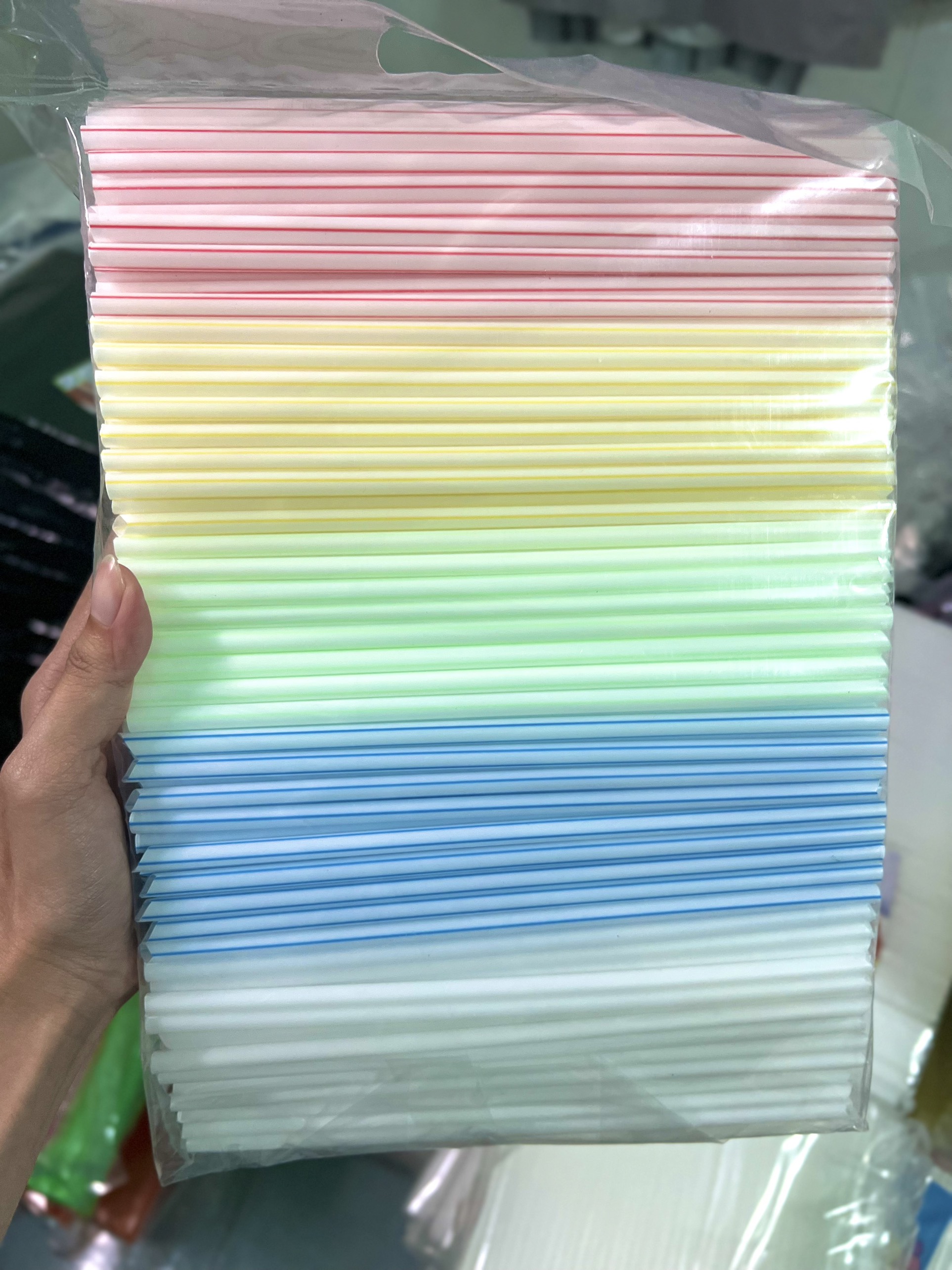 ỐNG HÚT CÓ SỌC MÀU PHI 6 (MỘT ĐẦU NHỌN) - 500g/bịch