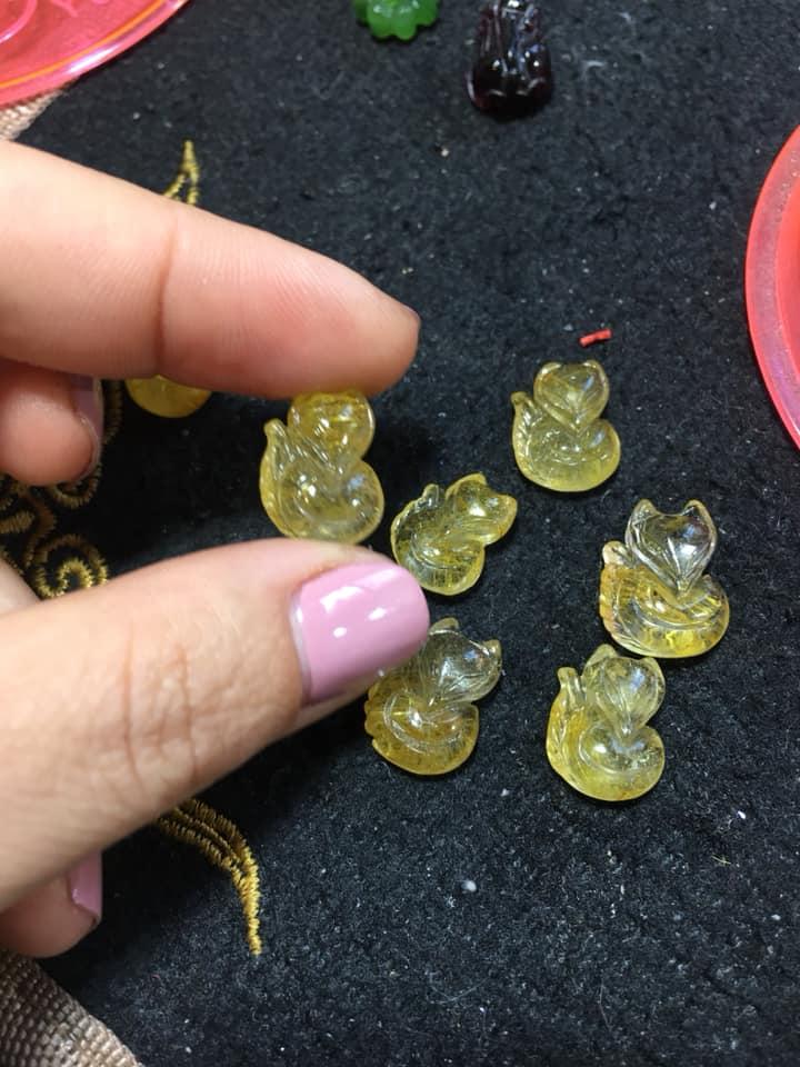 Hồ ly đá tự nhiên thạch anh tóc vàng 420k