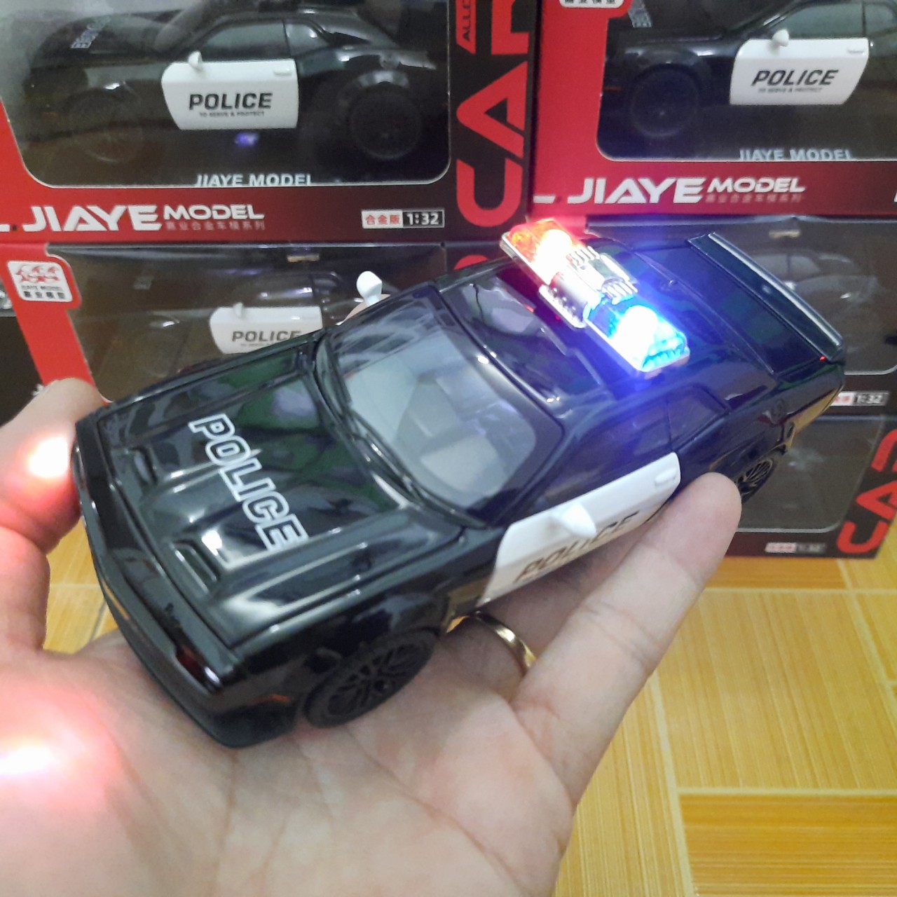 Đồ chơi trẻ em xe ô tô cảnh sát challenger bằng kim loại tỉ lệ 1:32 xe có đèn và âm thanh mở các cửa