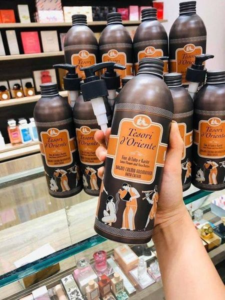 Sữa Tắm Hương Nước Hoa – Sữa tắm nước hoa Ý Tesori D’Oriente hương hoa sen – 500ML +Tặng Vòi ( Hàng Chính Hãng ) Thơm lâu dương da giúp săn chắc và khỏe khoắn. Giảm giá 50%