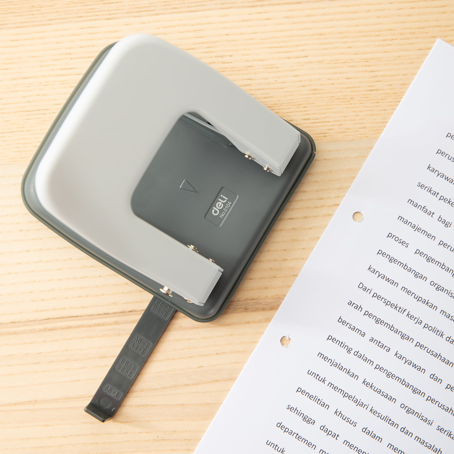 Máy đục lỗ 35 tờ Deli, Xanh dương, Ghi xám - 1 cái E0104