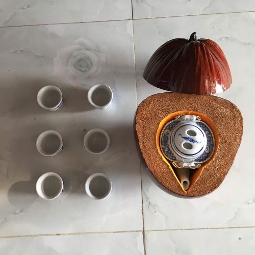 Combo sản phẩm gồm bộ vỏ bình trà bằng cỡ vừa (600-700ml) và 6 tách uống trà