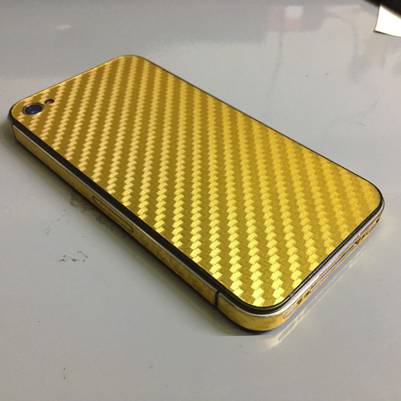 Dán decal carbon màu gold mặt sau smartphone