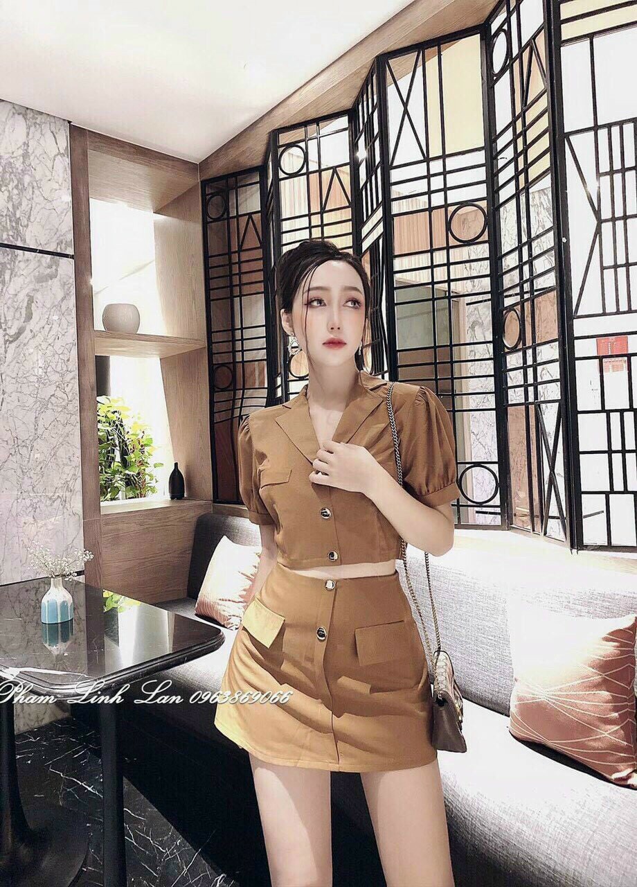 Set áo crop nữ cổ vest chân váy đính nút xinh xắn