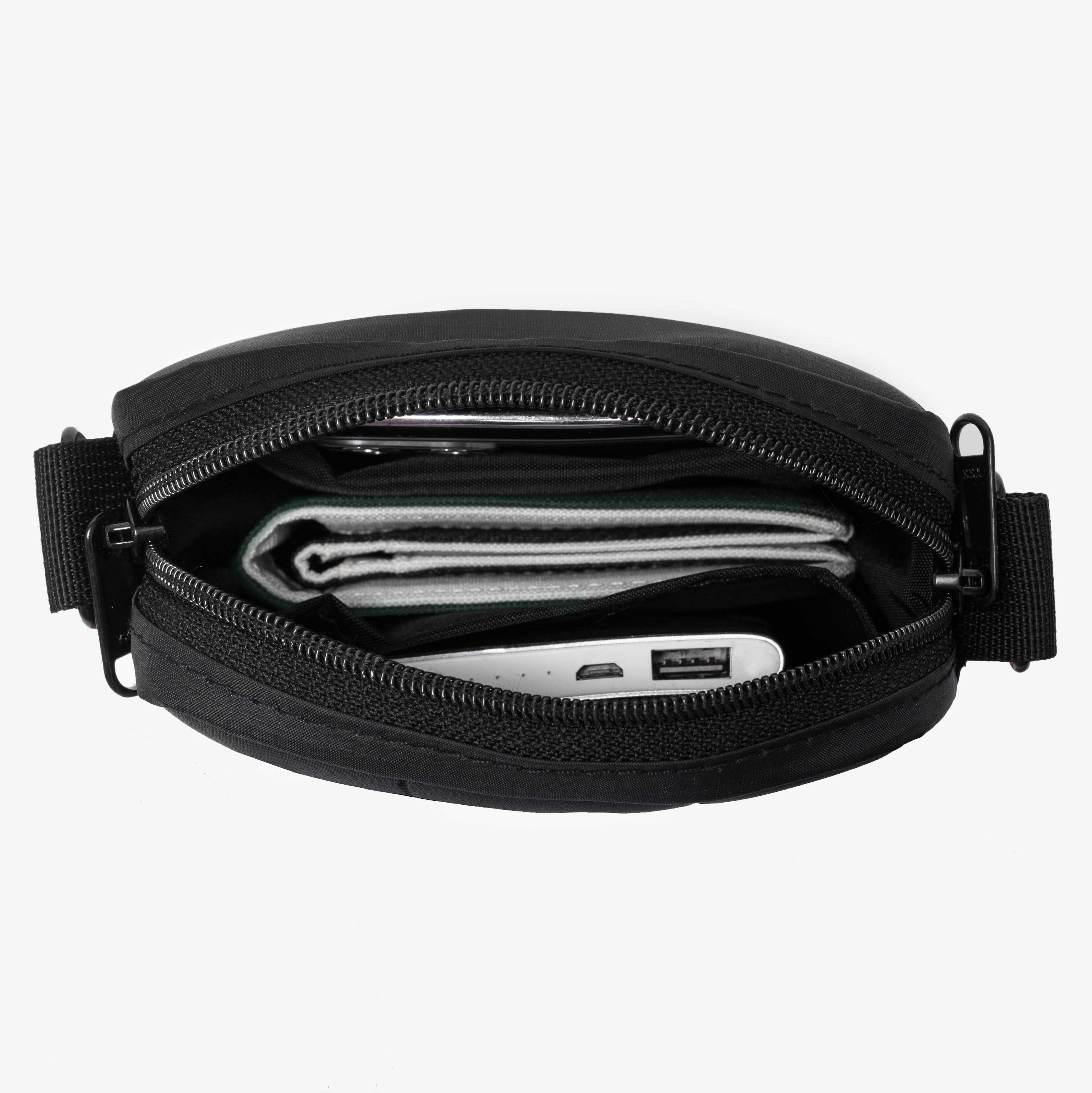 Túi đeo chéo DIM Light Mini Bag - Chất liệu chống thấm nước