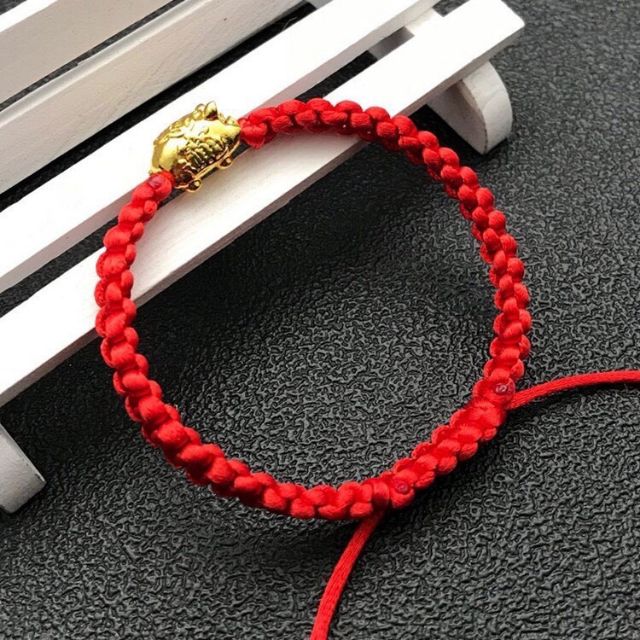Vòng tay chỉ đỏ heo vàng