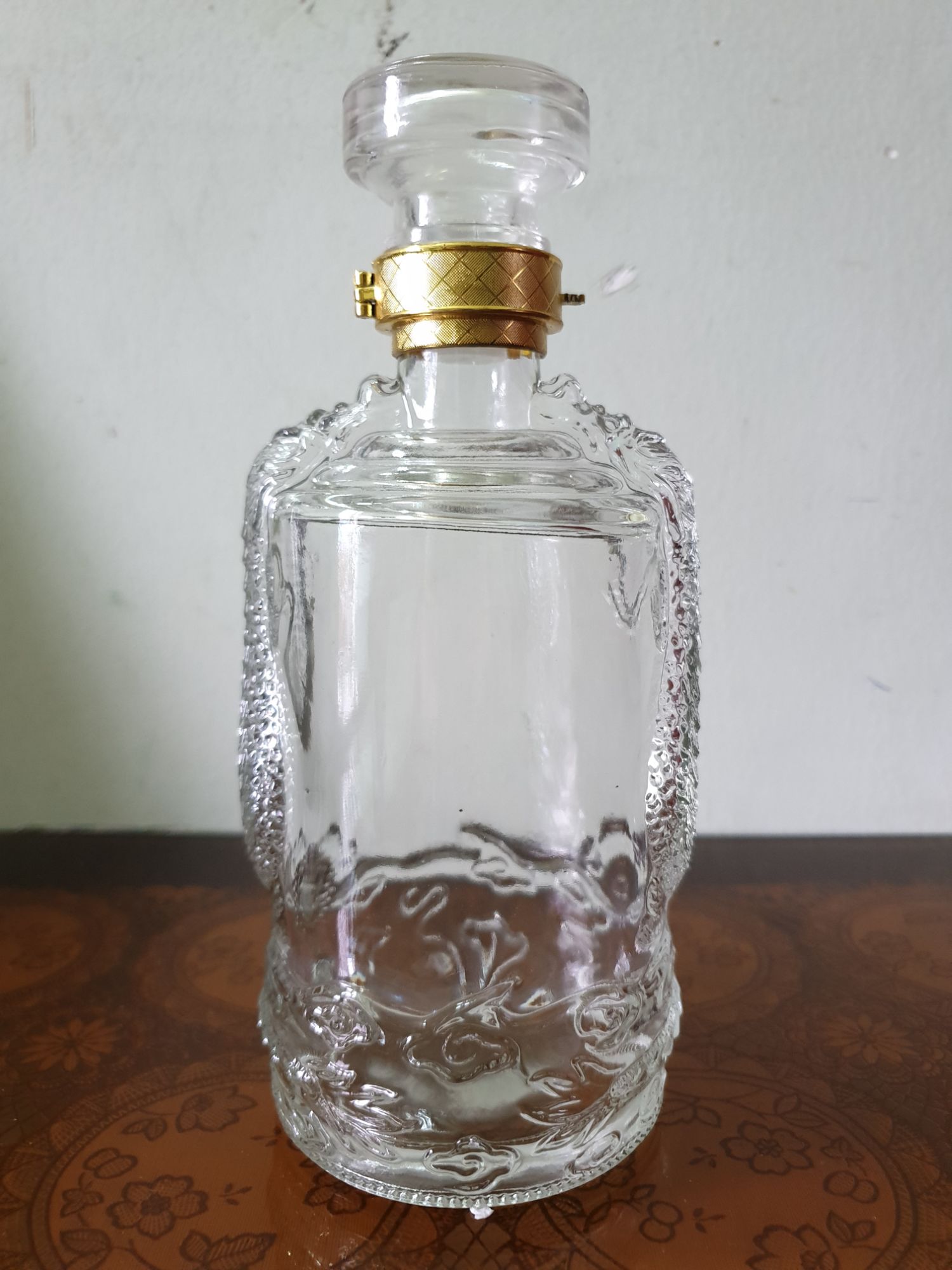 chai thủy tinh đựng rượu