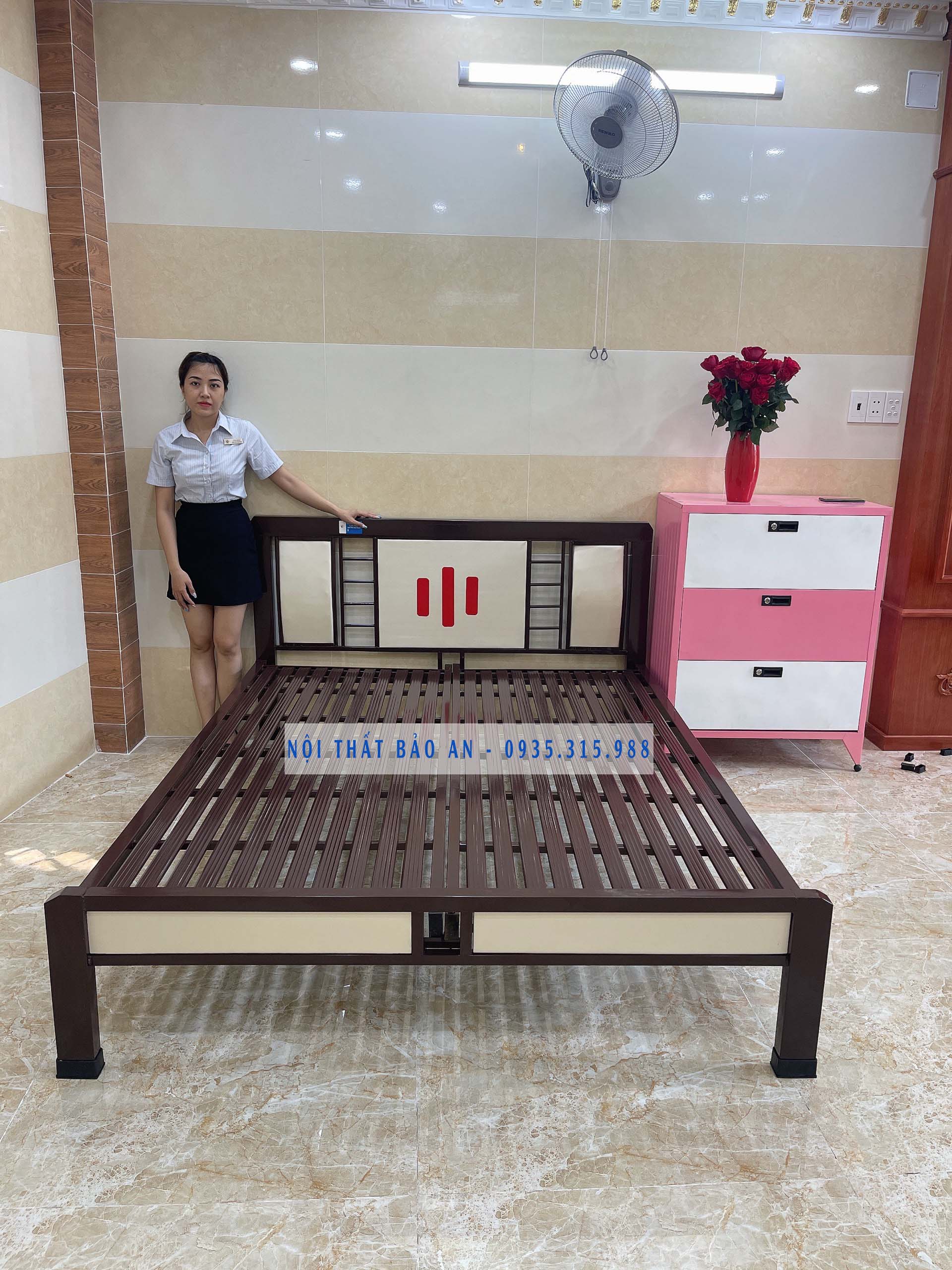 Giường sắt hộp nâu giả gỗ mẫu 3 sọc kích thước 1m6 x dài 2m BA