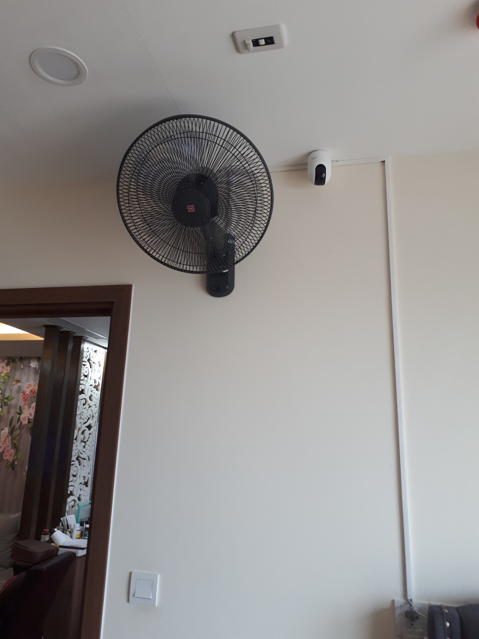 Quạt treo tường KDK M40M màu đen sẫm