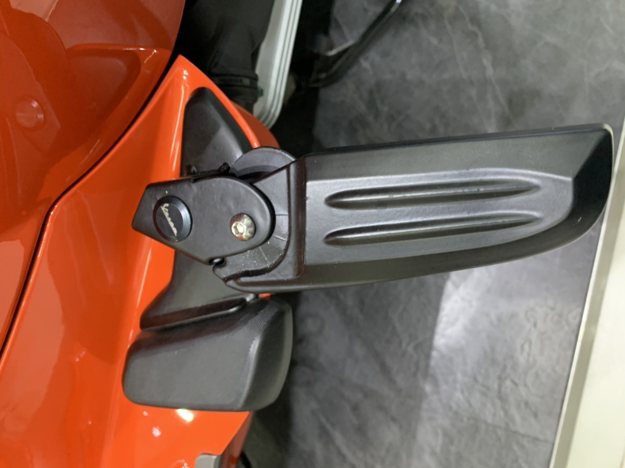 [HCM]Gác chân  dành cho xe Vespa