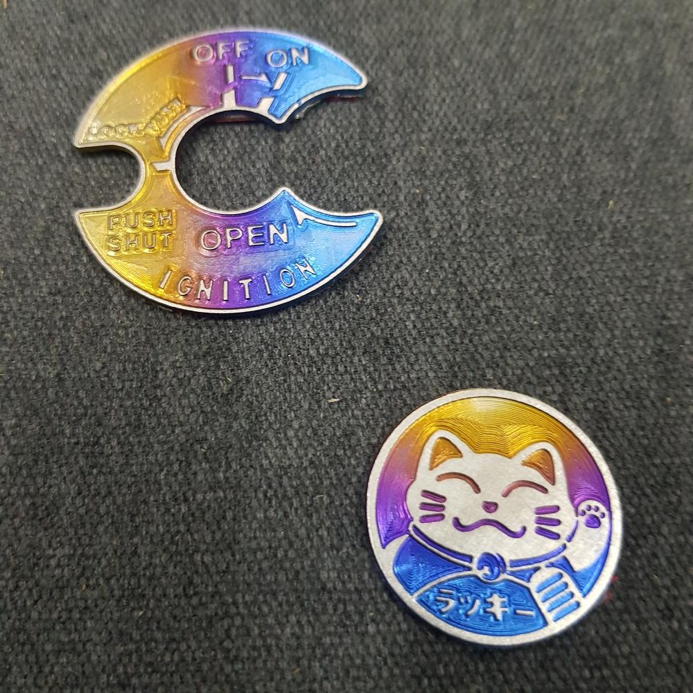 [HCM]TEM TITAN DÁN Ổ KHÓALOGO TITAN MÈO MAY MẮN TRANG TRÍ XE DÀNH CHO EXCITER 150CC  (100% TITAN)