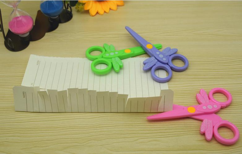 Kéo tập cắt an toàn cho bé