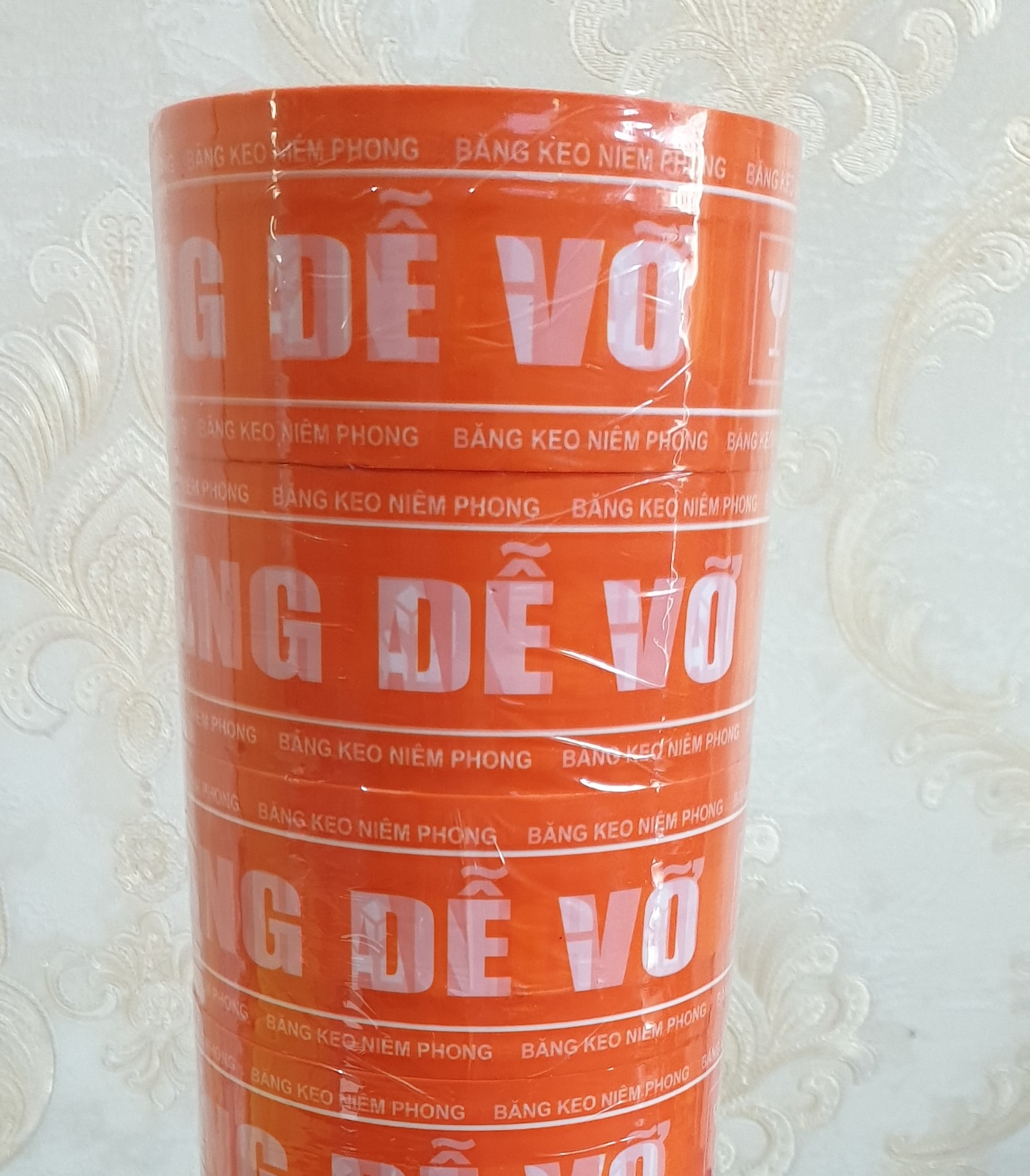 Băng keo in chữ "HÀNG DỄ VỠ "