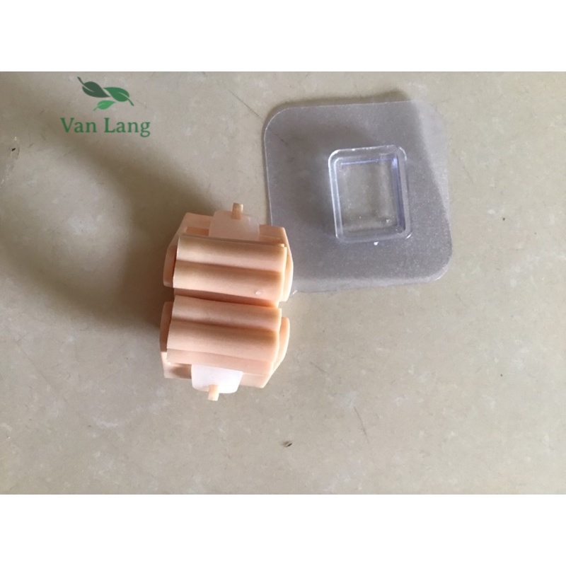 Kẹp chổi dán tường chắc chắn tiện dụng