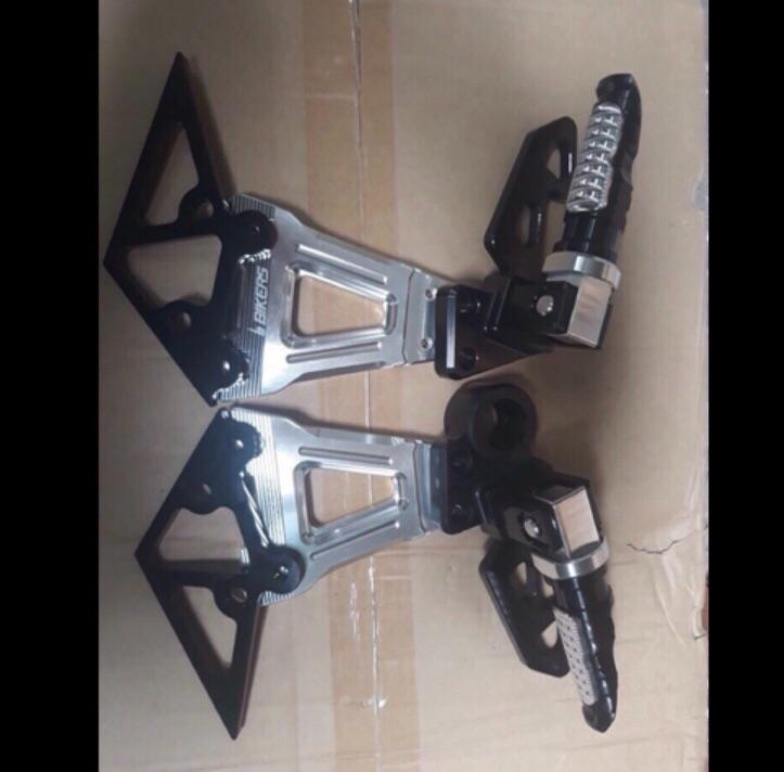 GÁC CHÂN BIKER DÙNG WINNER ĐỦ MÀU