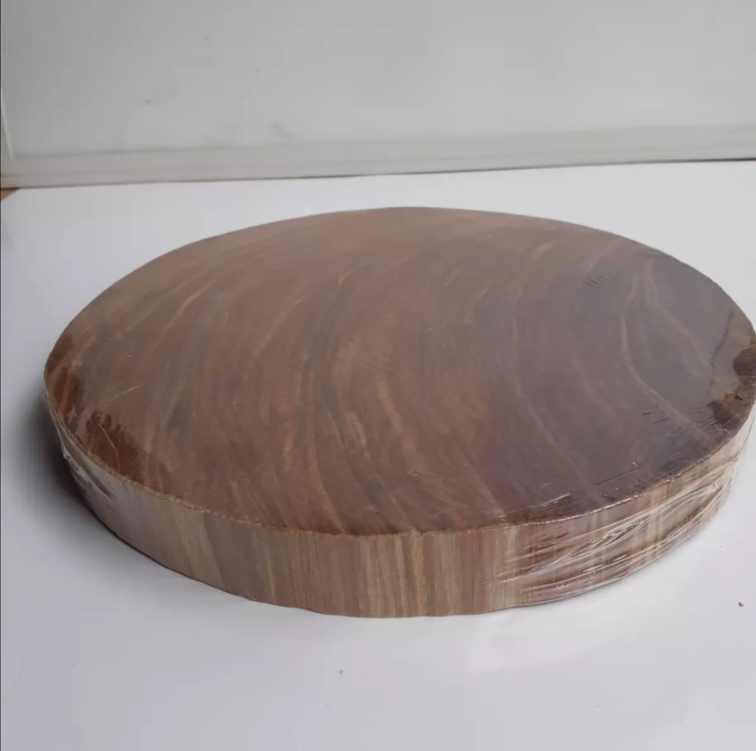 Thớt gỗ Nghiến Tây Bắc. Đường kính 31-32cm. Dày 4 cm. Shop cam kết không lỗi nhỏ.