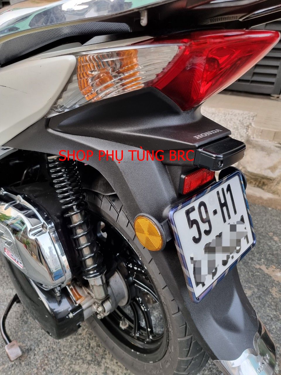 Mắt mèo màu vàng gắn biển số