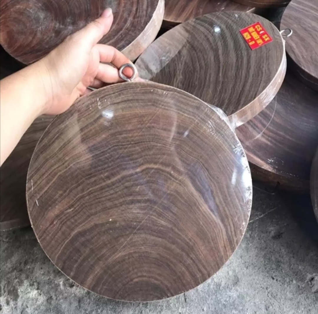Thớt gỗ Nghiến. Đường kính 27-28cm. Dày 3,5cm. Shop cam kết thớt không lỗi nhỏ