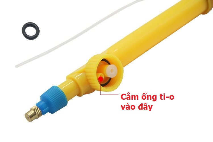 Đầu xịt tưới nước gắn vào chai nước