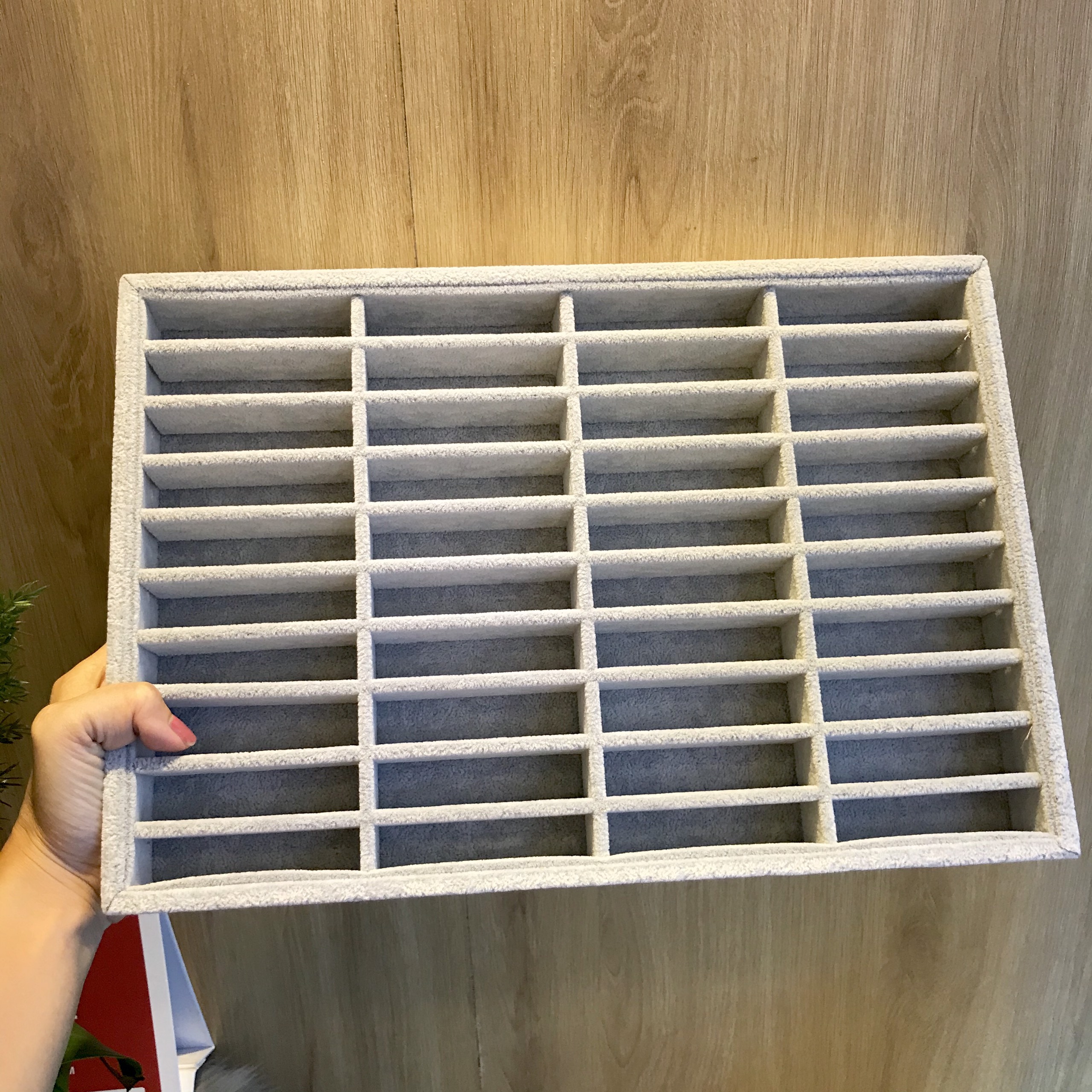 Khay gỗ nhung 40 ô trưng vòng cẩm thạch trưng bày vòng bản liền vòng đá trang sức vòng tay size 24x35x3cm