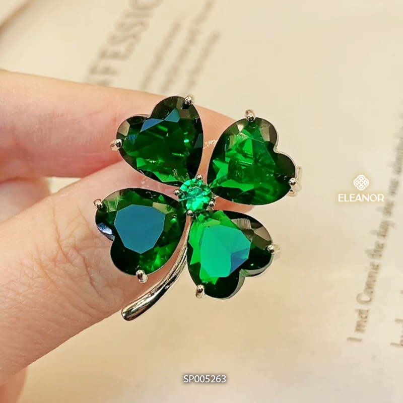 Ghim cài áo Eleanor Accessories trâm cài hình cỏ bốn lá đính đá xanh may mắn phụ kiện thời trang 5263