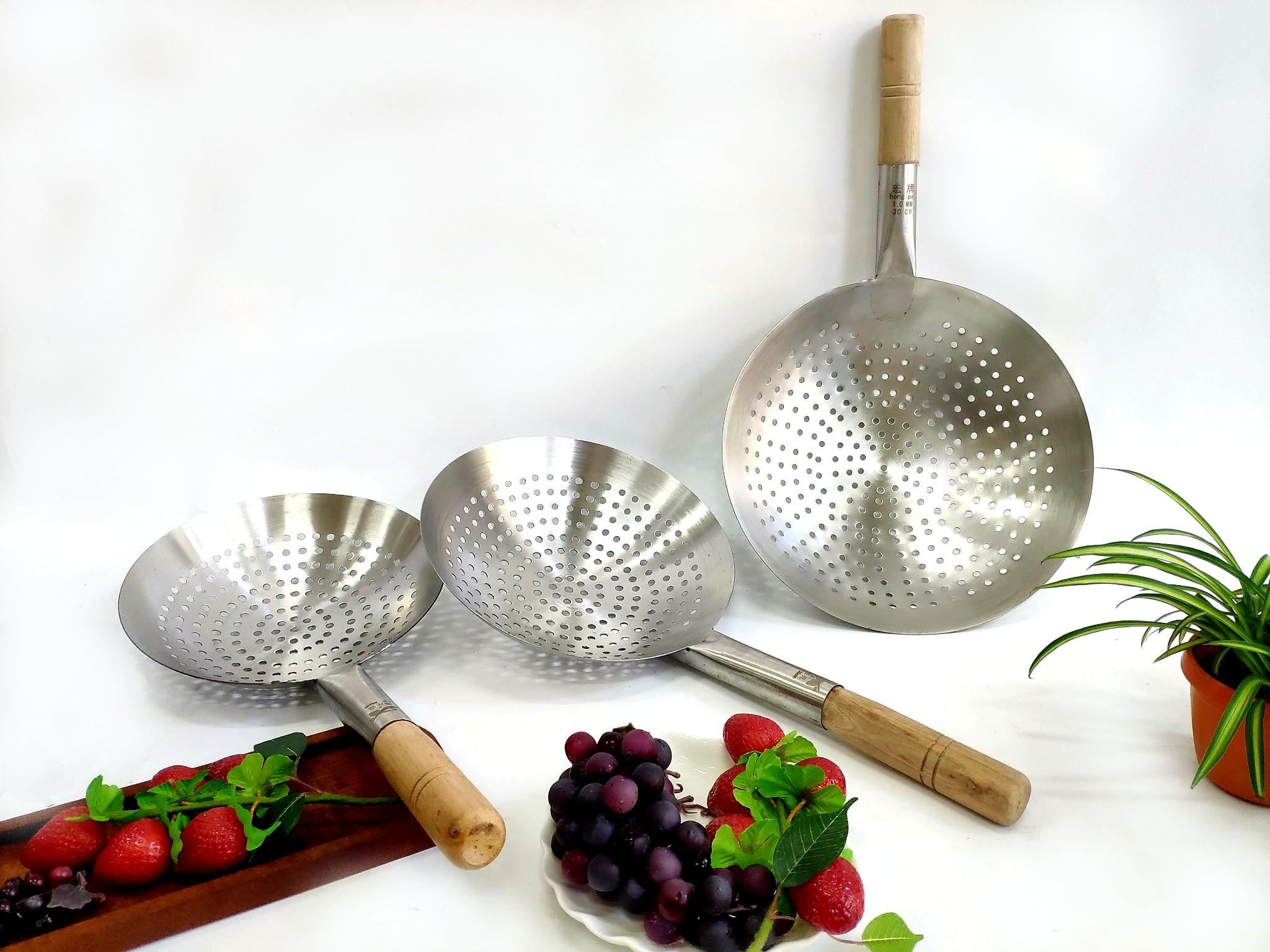 [HCM]Vá xào inox lỗ cán gỗ nhiều size