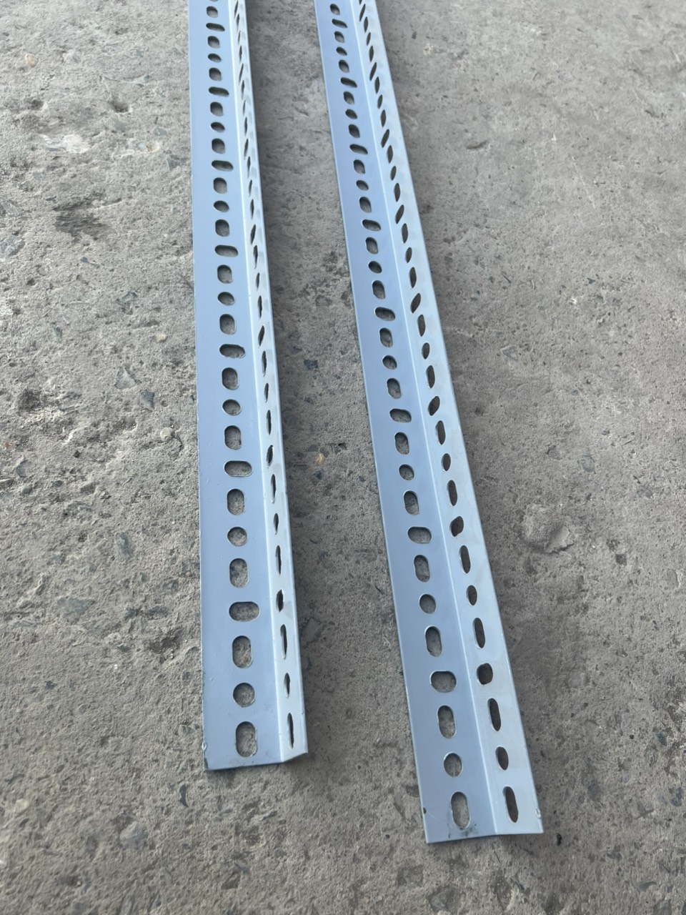 Cây sắt V lỗ ( V4 ) dày 1.5ly - dài 100cm