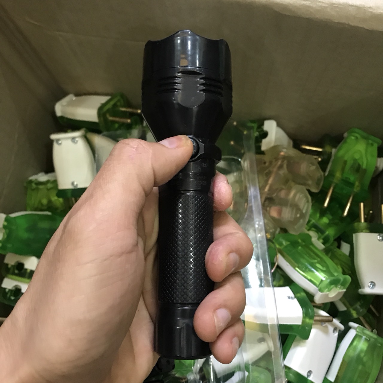 Đèn Pin Siêu Sáng Kèm pin và sạc