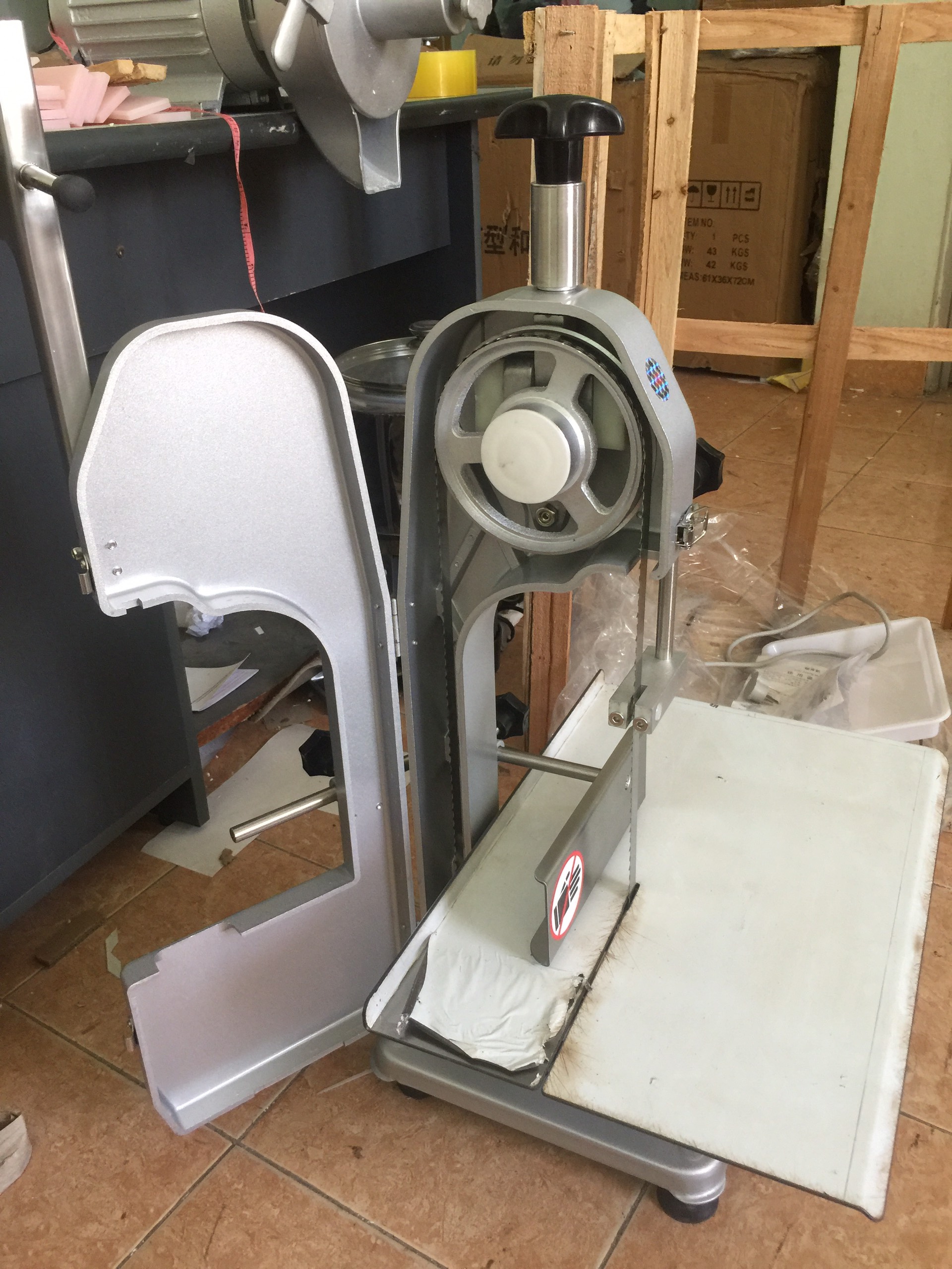 Máy cưa xương heo, xương bò, cắt thịt cá đông lạnh model J130, công suất 750W, tặng kèm 02 lưỡi cưa chính hãng