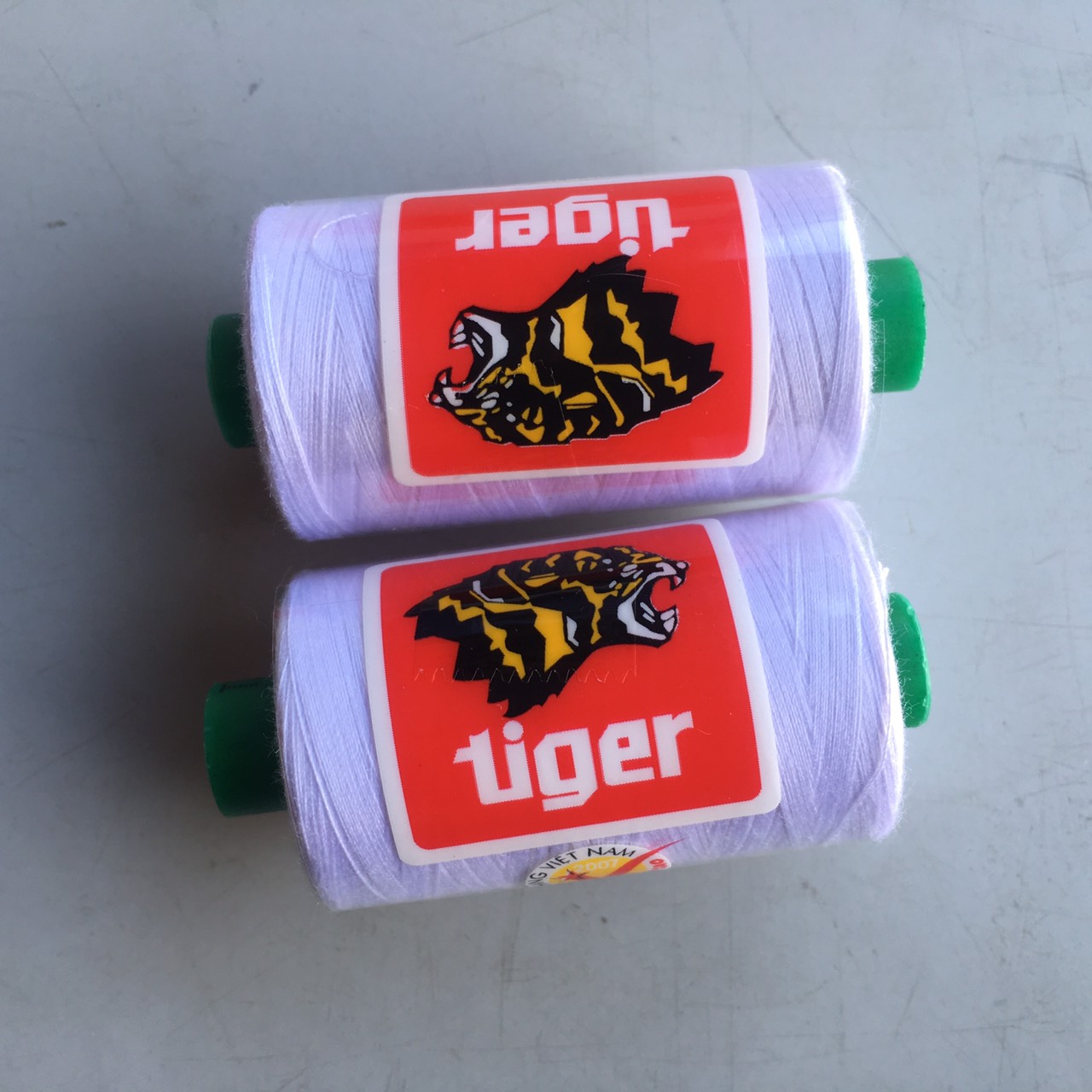 Combo 2 cuộn chỉ may Tiger loại 900m Có 2 màu trắng và đen cho khách chọn
