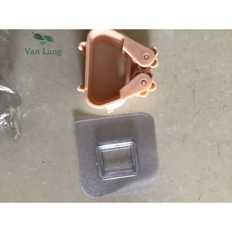 Kẹp chổi dán tường chắc chắn tiện dụng